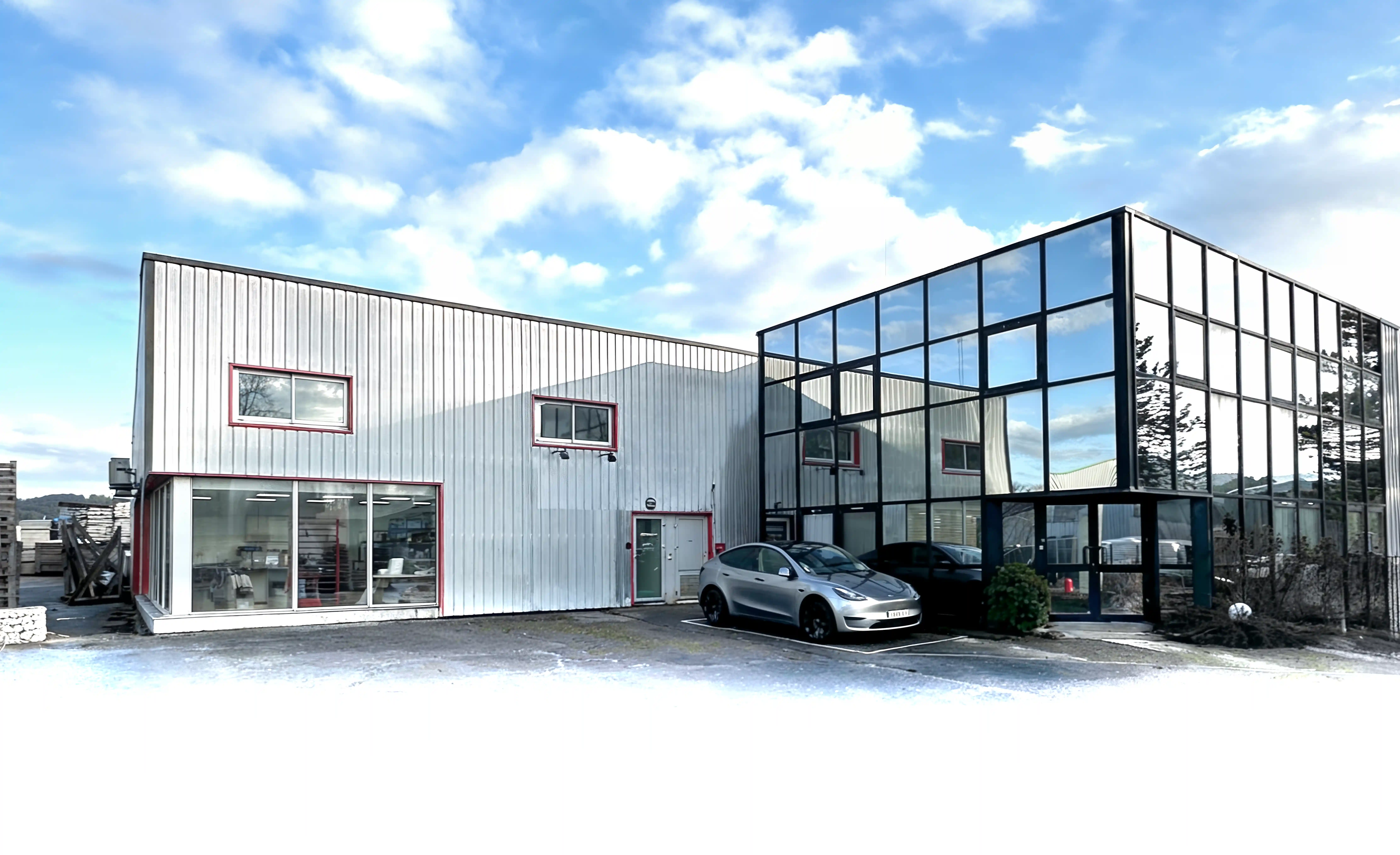 Bâtiment et entrée de l’atelier AM CONCEPT à Brion