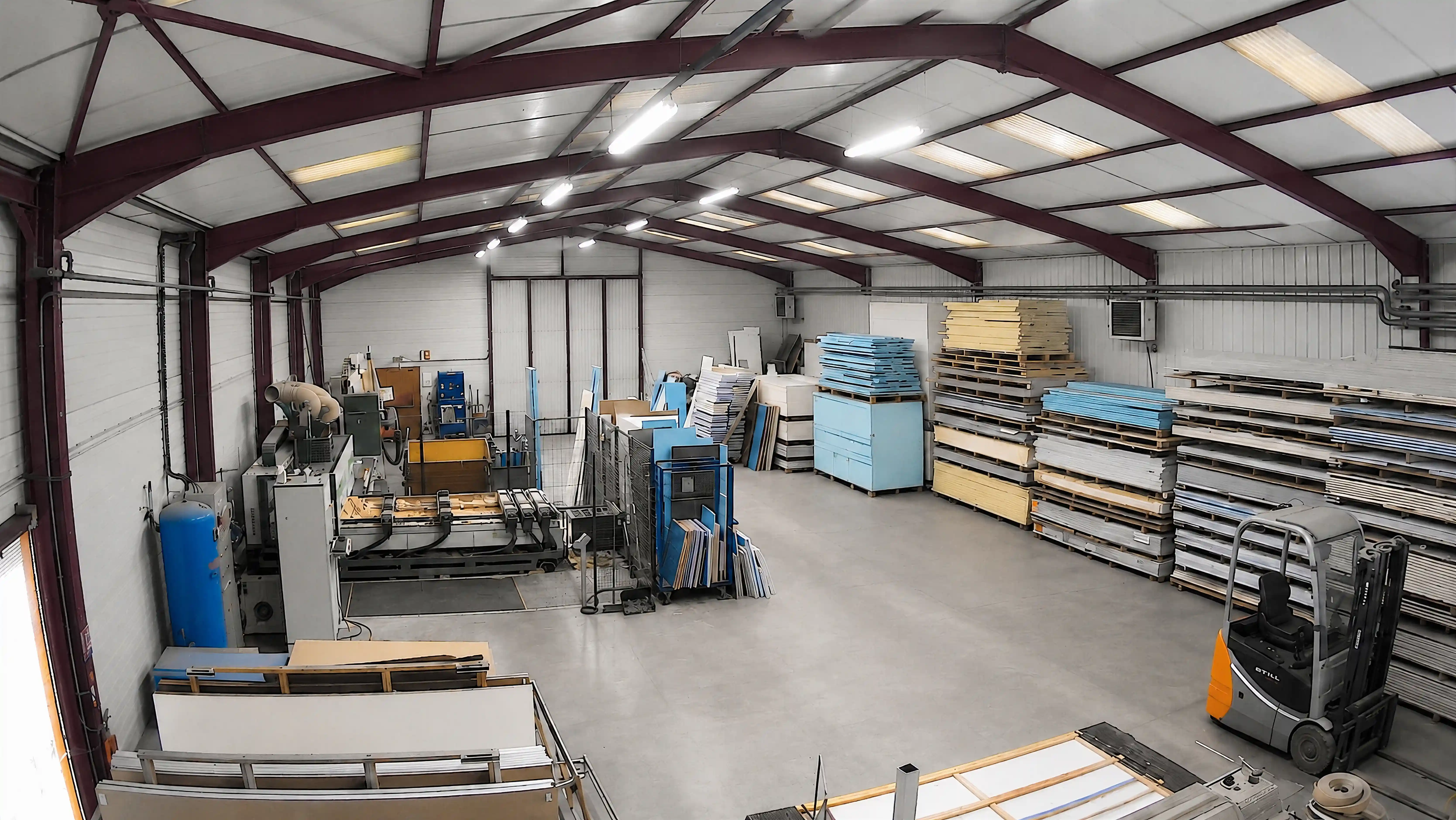 Vue générale de l’atelier AM CONCEPT et de ses zones de stockage